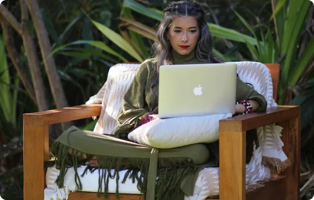 Dra. Rita Castro no laptop em ambiente natural