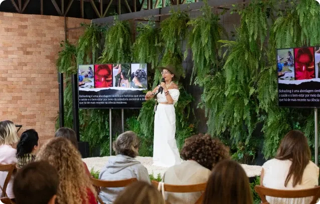 Dra. Rita Castro palestrando